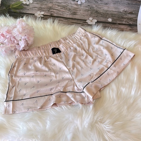 VICTORIA'S SECRET
Satin Short - Picture 1 of 3